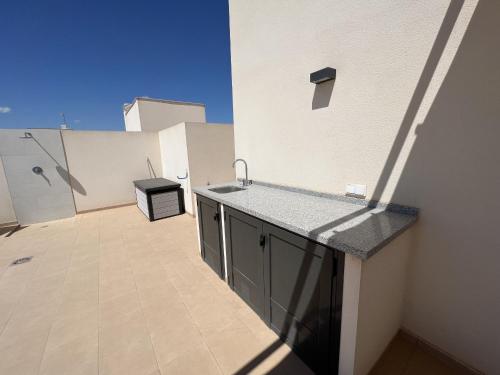 una cocina con encimera en el techo en Amazing 2 Bed 2 Bath Apartment Los Dolses, en Orihuela Costa