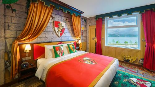Postel nebo postele na pokoji v ubytování LEGOLAND Korea Resort Hotel