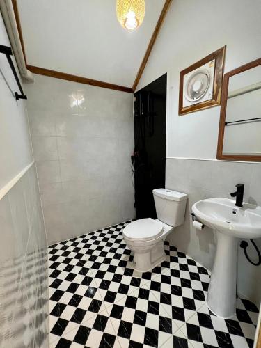 a bathroom with a toilet and a sink at แคมป์คาฟ จันทบุรี ( Kamp Kaff) in Ban Khlong Som (1)