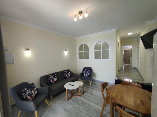 ein Wohnzimmer mit Sofa und Tisch in der Unterkunft Los Nidos in San Bartolomé de Tirajana
