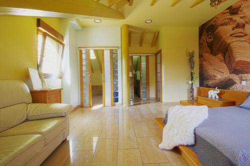 uma sala de estar com uma cama e um sofá em Green House em Reocín