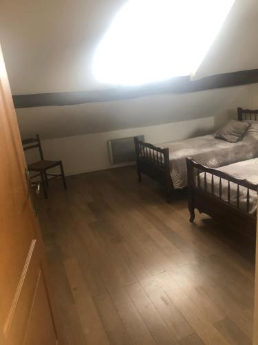 une chambre avec deux lits et une fenêtre dans l'établissement Appartement Montevrain, à Montévrain