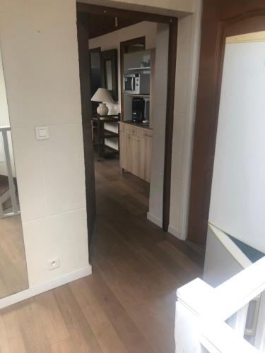 - une vue sur le salon depuis le couloir dans l'établissement Appartement Montevrain, à Montévrain