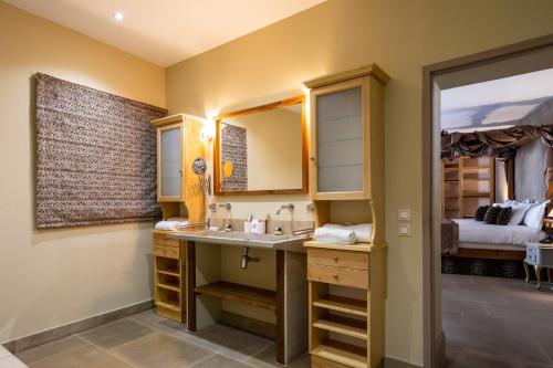a bathroom with a sink and a mirror at Le Clos Violette et Le 11 D'Aglaé - Hôtel de Charme Design de Luxe in LʼIsle-sur-la-Sorgue