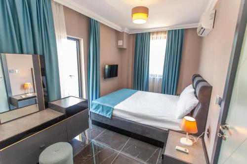 um quarto de hotel com uma cama e um espelho em Turkuaz Villa em Muğla