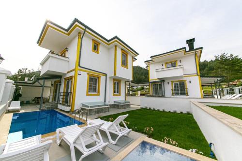 uma villa com uma piscina e uma casa em Turkuaz Villa em Muğla