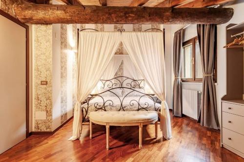 una camera con letto a baldacchino di Design Villa with parking Navigli area Milan a Milano