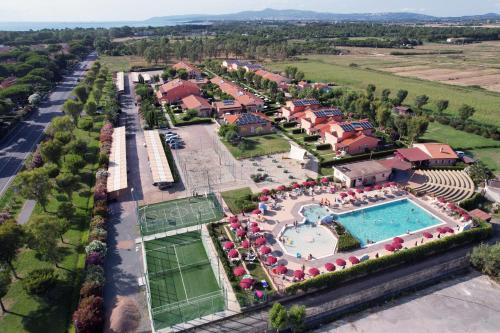 - une vue aérienne sur un complexe avec une piscine dans l'établissement Rosa Dei Venti, à Vada