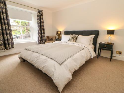 een slaapkamer met een groot bed en een raam bij Chapel Cottage in Barnard Castle