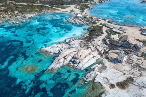 an aerial view of a beach with blue water at Suite con giardino in La Maddalena