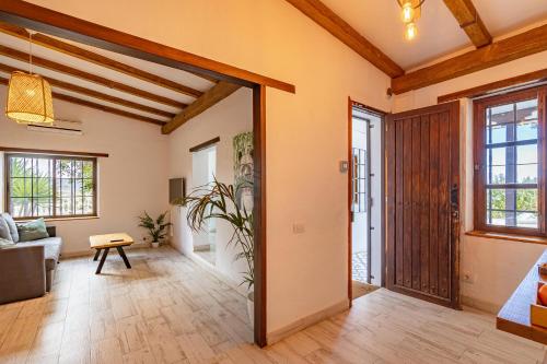 - un salon avec une porte en bois et un canapé dans l'établissement Lunatika house, à Vega de San Mateo