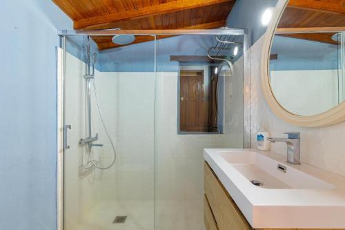 ein Bad mit einem Waschbecken und einer Dusche in der Unterkunft Lunatika house in Vega de San Mateo