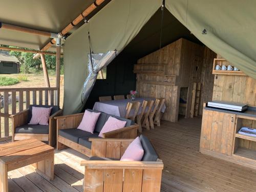 Χώρος καθιστικού στο Safari tent lodges with a beautiful view at Lot Sous Toile