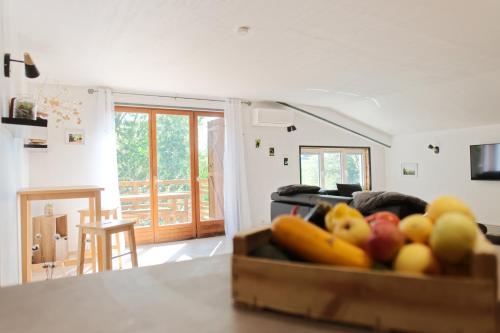 - une boîte de fruits sur une table dans le salon dans l'établissement Chalet en pleine nature Pomerol, à Pomerol