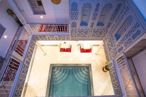 una vista aérea de una piscina en un edificio en Riad Bibazia, en Marrakech