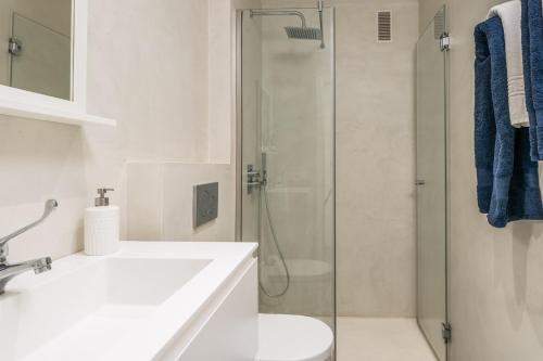 a bathroom with a shower and a sink and a toilet at TORREÓN FRENTE AL MAR in Adeje