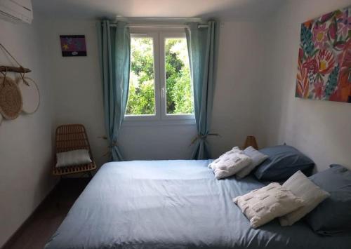 une chambre avec un grand lit et une fenêtre dans l'établissement Maison 3 chambres vue Mer, à Grosseto-Prugna