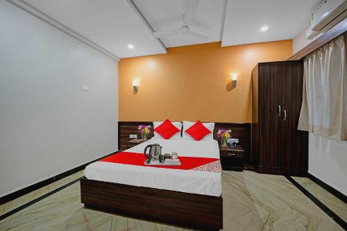 1 dormitorio con 1 cama con manta roja y blanca en Oceana The Holiday Home Near Immaculate Conception Church, en Panaji
