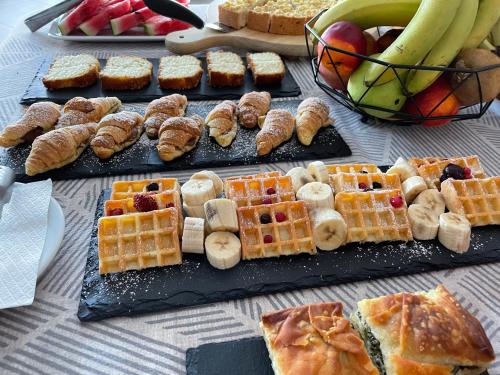 een tafel met verschillende soorten ontbijtproducten bij POSSIDON HOTEL in Limenas