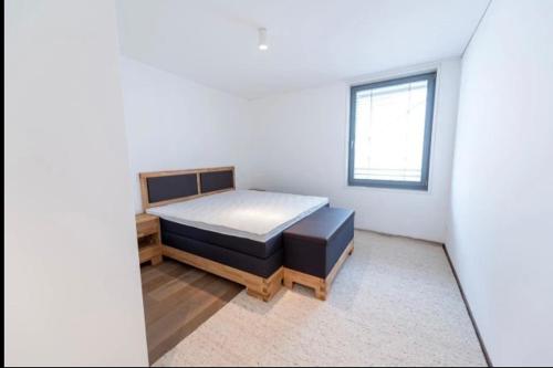 um quarto com uma cama e uma janela em Luxorius living in the heart of St. Moritz Dorf em Celerina