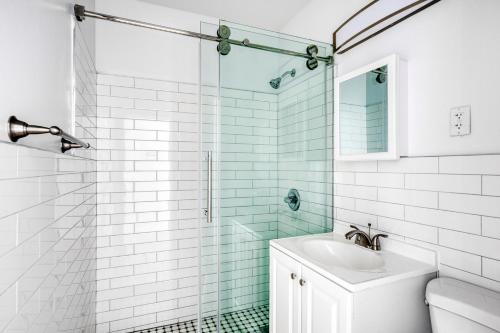 y baño blanco con lavabo y ducha. en Carroll Gardens 1BR w WD nr WF Waterfront NYC-759, en Brooklyn