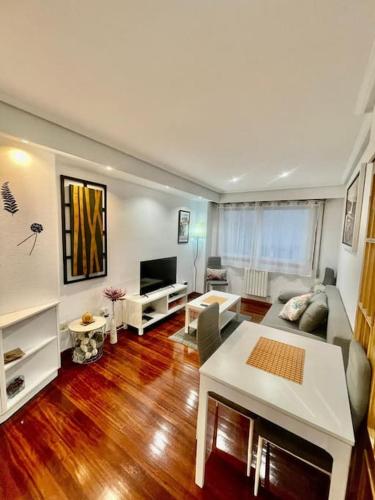 un soggiorno con un divano e un tavolo di Curros Enríquez MR a Ourense