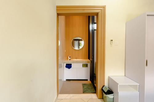 坎古的住宿－愉快德維旅館，一间带水槽和镜子的浴室