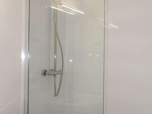 ヴァールにあるAppartement Vars, 2 pièces, 6 personnes - FR-1-330B-39のシャワーヘッド付きのガラスドアが備わるシャワールームです。