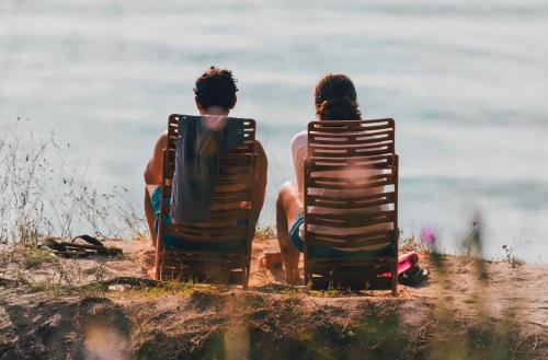 2 persone sedute sulle sedie della spiaggia di Ecoclub a Varna