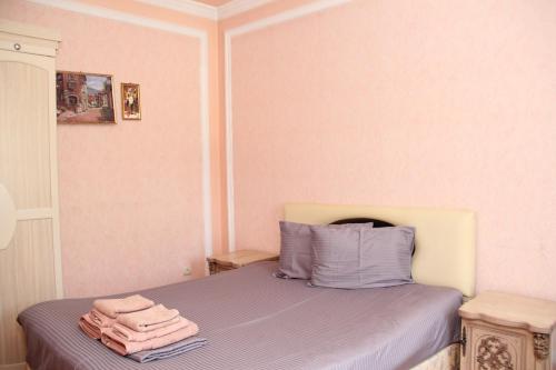 1 dormitorio con 1 cama con 2 toallas en BEST GUESTHOUSE, en Tashkent