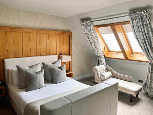 een slaapkamer met een groot wit bed en een raam bij The Gailes Hotel & Spa in Irvine