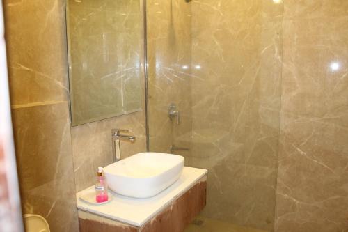 ein Badezimmer mit Waschbecken und Dusche in der Unterkunft Khanna Residency in Neu-Delhi