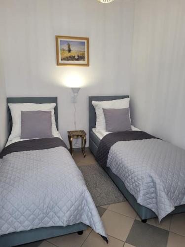two beds sitting next to each other in a bedroom at Rynek 31 in Lubomierz