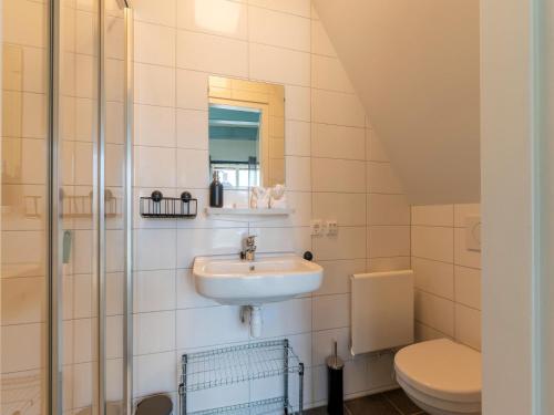 een badkamer met een wastafel en een toilet bij Cozy apartment in the heart of Sneek in Sneek