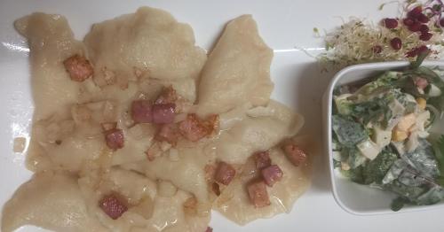 a plate of food with potato chips and a salad at Gazdówka na Mosornym Groniu in Zawoja