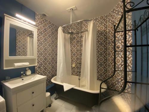 een badkamer met een douche, een wastafel en een toilet bij L'Hypercentre - Au coeur de la vie Toulousaine in Toulouse