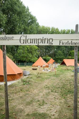 a sign for a group of tents in a field at Fiertelmeers Boutique Glamping in Ronse