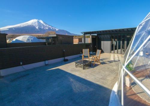 a view of a snow covered mountain from the roof of a house at VISION GLAMPING Resort & Spa 山中湖 ビジョングランピングリゾート山中湖 in Yamanakako