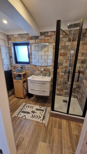 een badkamer met een douche en een wastafel bij Cocooning LE MUGEL aux portes des calanques de Cassis & SPA in Carnoux