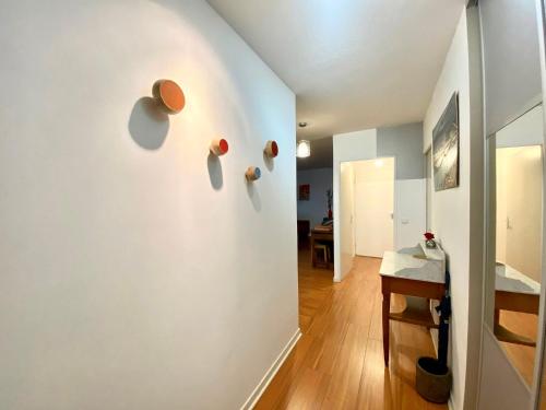 Cette chambre est dotée d'un mur blanc avec des bols. dans l'établissement La Garonne - T3 avec parking privé, à Toulouse