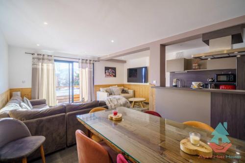 ラルプ・デュエズにあるAlpe d'Huez Houses - Chez Stella - 3 chambres neuf plein centreのソファとテーブルのあるリビングルーム