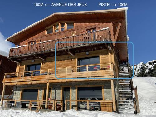 ラルプ・デュエズにあるAlpe d'Huez Houses - Chez Stella - 3 chambres neuf plein centreの雪の中にデッキが付いたログキャビン
