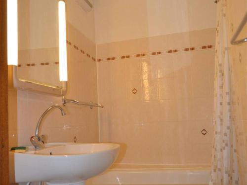 une salle de bain avec un lavabo et une douche avec un miroir dans l'établissement Charmant T2 Cabine avec balcon et parking à Font-Romeu - FR-1-580-12, à Font-Romeu-Odeillo-Via