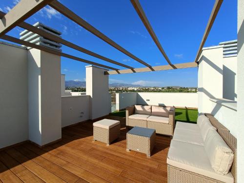 Elle comprend un balcon doté d'un mobilier blanc et offrant une vue. dans l'établissement Nuevo Ático Toyo. Vistas al mar, terraza, solarium, piscina, A/A, WiFi y Garaje, à El Toyo