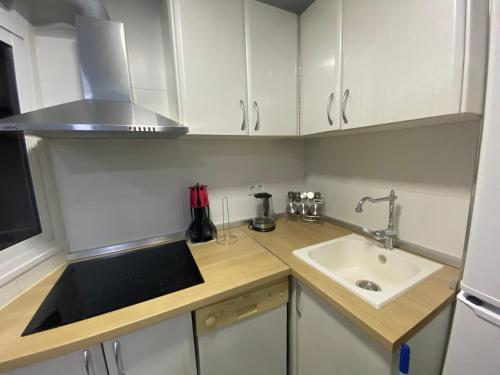 a small kitchen with a sink and a stove at Vacaciones en familia o amigos in Málaga