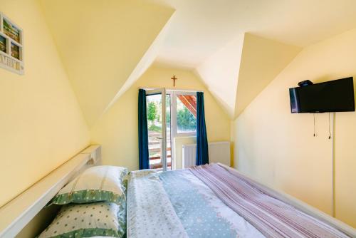 Habitación pequeña con cama y ventana en Cabana Diva en Finciu