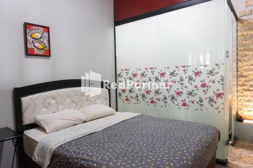 Ένα ή περισσότερα κρεβάτια σε δωμάτιο στο Javenir Hotel Tawangmangu Mitra RedDoorz
