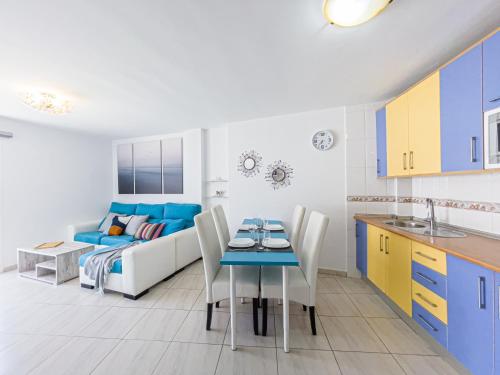 a kitchen and living room with a table and a couch at Casa Eufor-b-ia, confort & relax, aircon in Morro del Jable