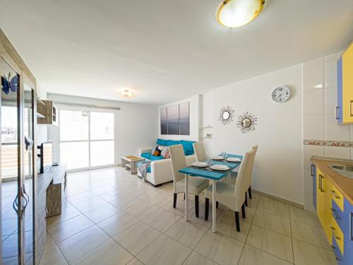 a kitchen and living room with a table and a couch at Casa Eufor-b-ia, confort & relax, aircon in Morro del Jable