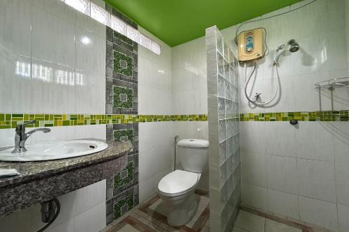 奧南海灘的住宿－Me Mee Place & Tour Krabi，浴室配有卫生间、盥洗盆和淋浴。